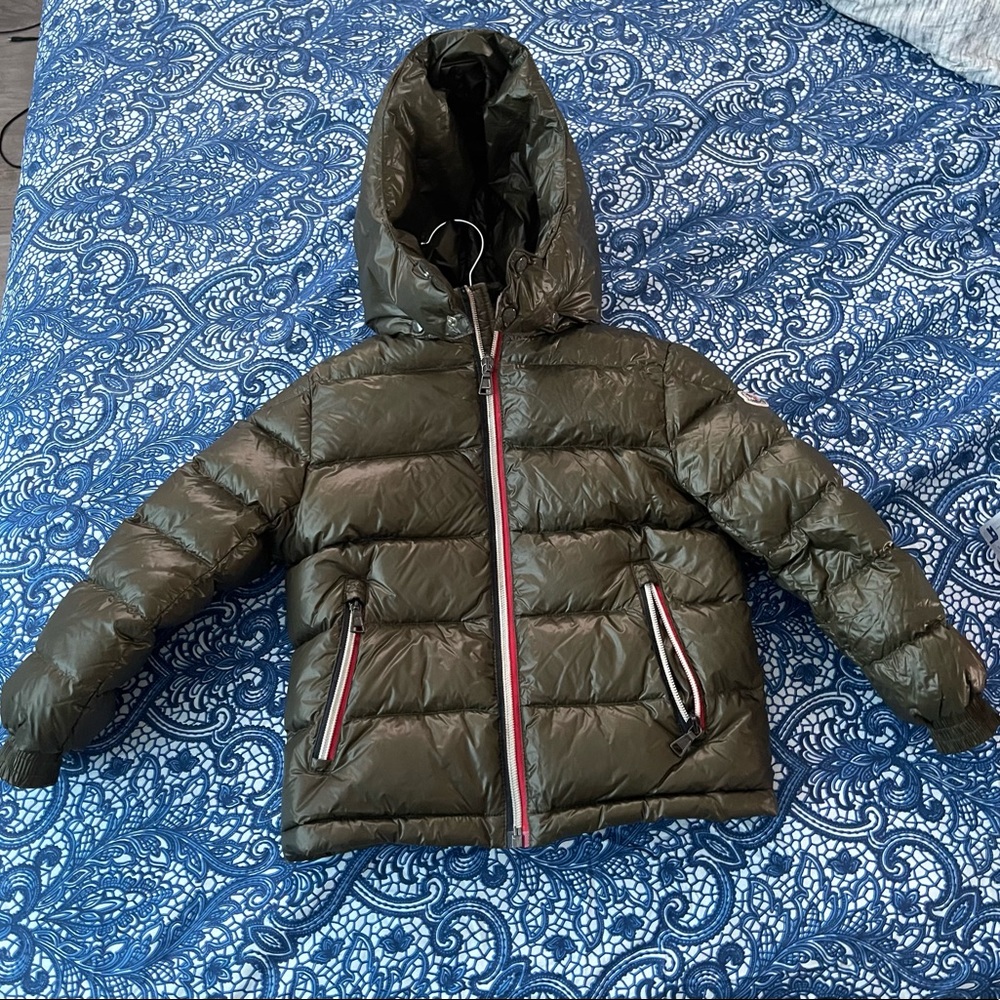 Moncler Boy’s Puffer Jacket- Size 5T. In a good condition